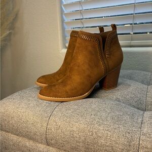 NWOB- Dolce Vita Jace Dune Pointed Ankle Boots Brown Size 7